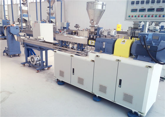 Chiny Podwójnie śrubowa maszyna do wytłaczania w skali laboratoryjnej z wydajnością 5-10kg / h Wysoka wydajność dostawca