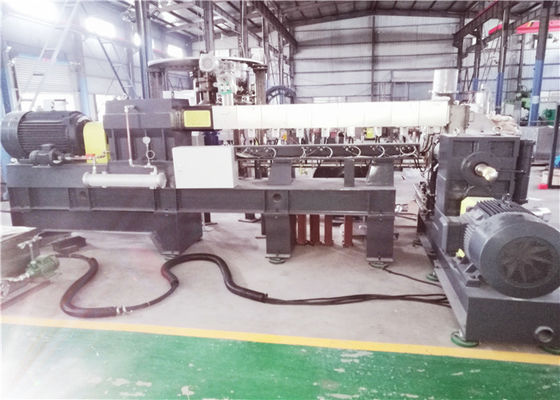 Chiny 500 kg / h Przemysłowa dwuetapowa wytłaczarka Pvc Compounding Machine bardzo wydajna dostawca